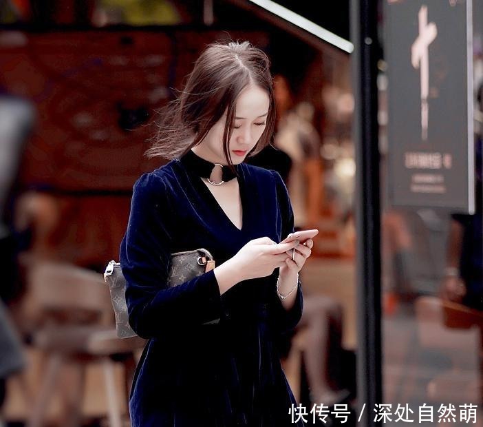 7位美女一个比一个美,最美的当属宝蓝色金丝绒美女!