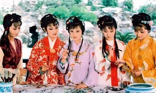 老太妃!红楼梦:贾家最大靠山不是贾元春而是她,她死后贾家从此没落