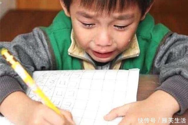 美句|儿子写作业到凌晨,爸爸过去一看直接撕作业本:别写了,毫无意义