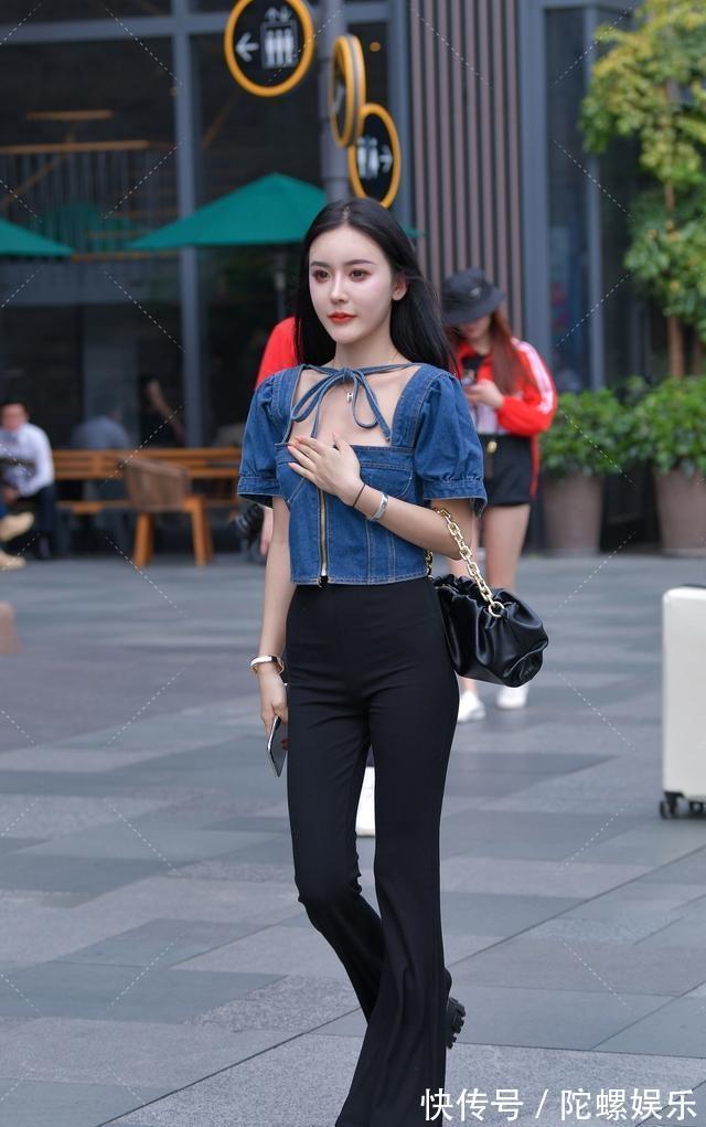 紧身裤|美女的服装搭配简单，搭配青春靓丽，展现美丽的容貌