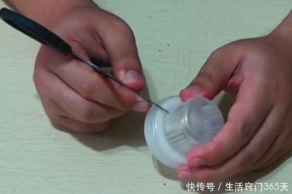 洗衣液用完瓶盖不要扔！简单改造一下放在家里，省钱又实用！