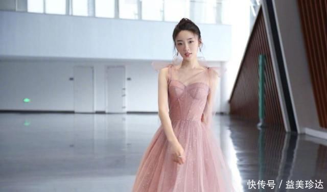 张月演绎芭蕾舞精灵,身穿一袭粉色纱裙优雅动人
