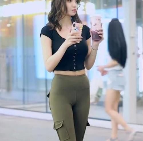 美女 最近流行的瑜伽裤“打底”,美女穿出了极致美,身材太赞了!
