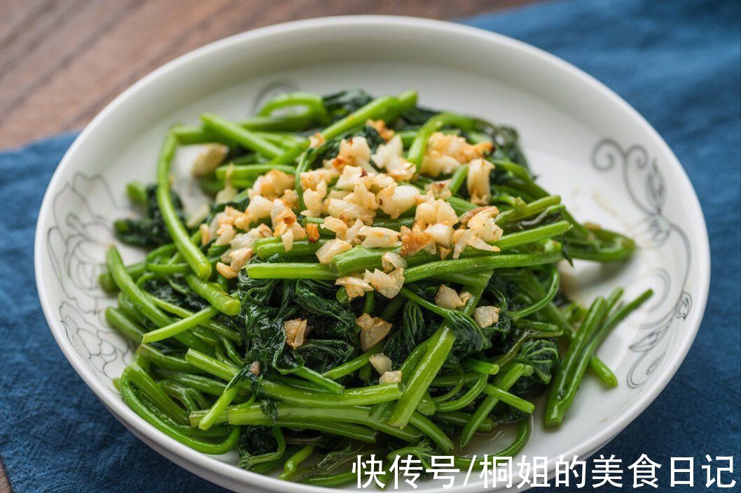 红薯叶|炒红薯叶有窍门，不能直接下锅炒，谨记1个秘诀，出锅爽脆不发黑
