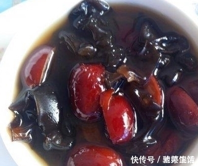 满脸|黑木耳加它蒸一蒸,气血足了,失眠好了,女性不想满脸色斑可试试