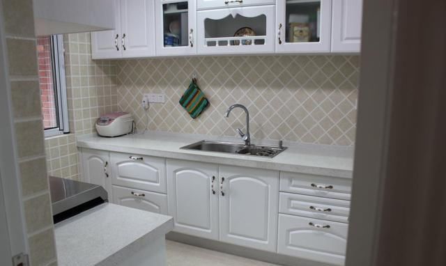 折叠的|连厨房里都不流行装平开式柜门,现在这种折叠的才受欢迎,大气