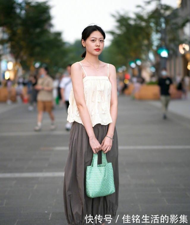 阔腿裤 今夏的“百褶裤”都流行这么穿也太洋气了!比阔腿裤显瘦又显高!