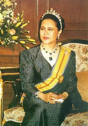 粉宝石 泰国太后年轻时靠粉宝石撑场面!如今瘫痪多年,脸庞怎么变这么黑
