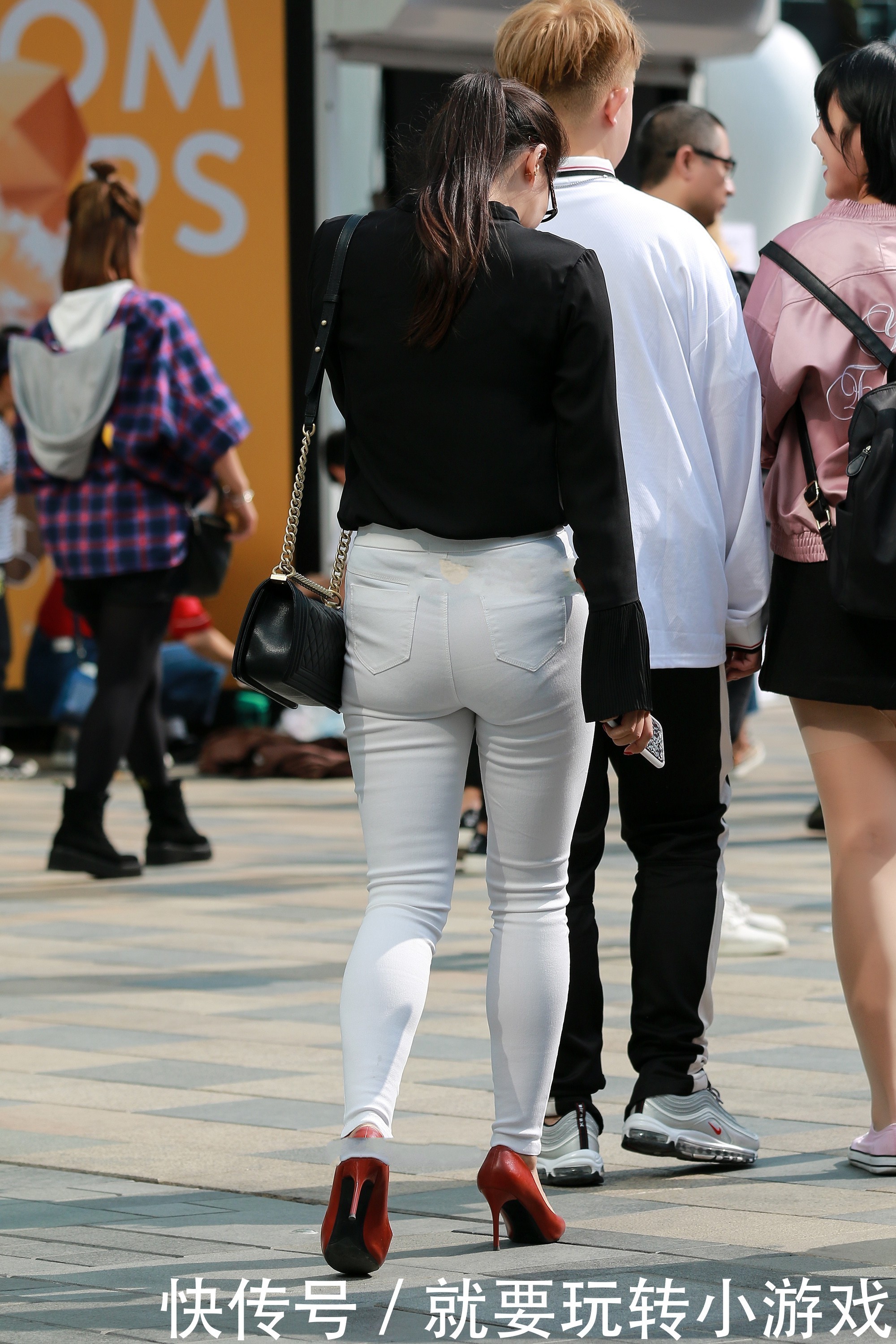 搭配|黑白的简单搭配,上下的颜色反差,干净又大方