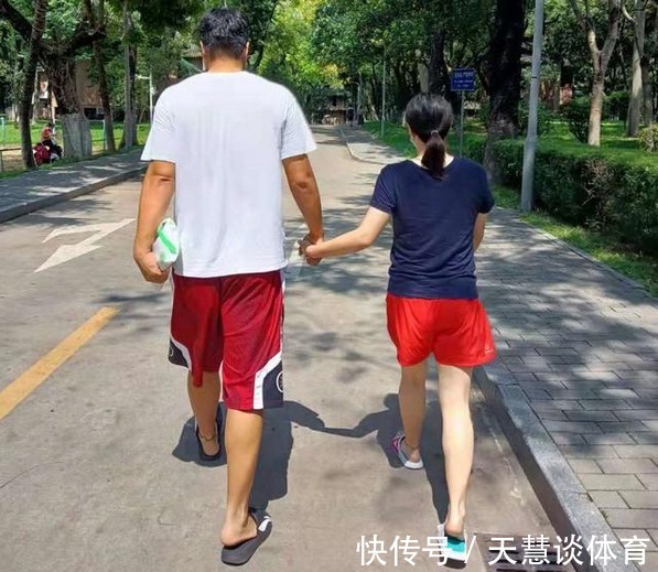 何可欣|奥运冠军庆祝爱子满月!与老公尽情热舞,身材发福自我调侃不安分