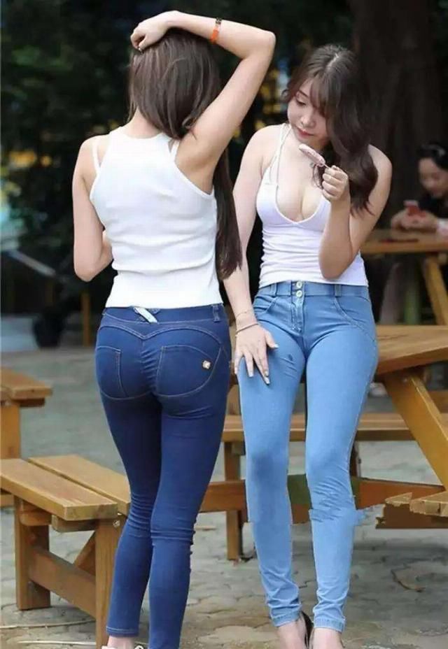 打底裤自带的光泽,彰显出自由随性的理念