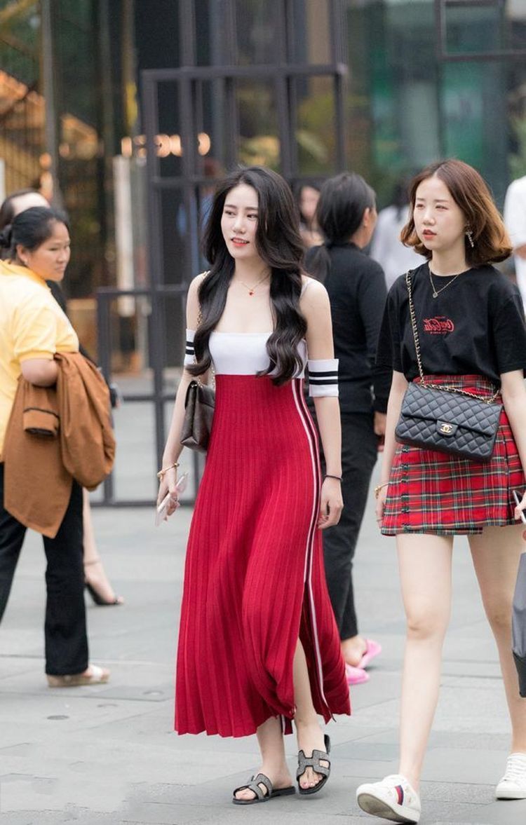 高跟鞋|路人街拍,白色的连衣裙简洁也很有设计感,尽显淑女风