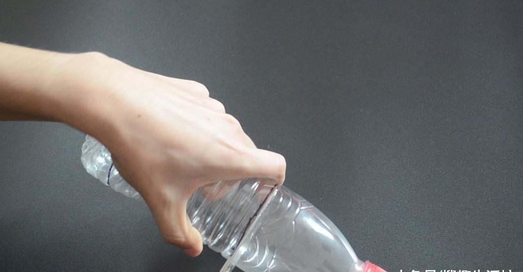 妙用|废弃的塑料瓶简单剪几刀, 放在家里有大用处, 看完你会感谢我的