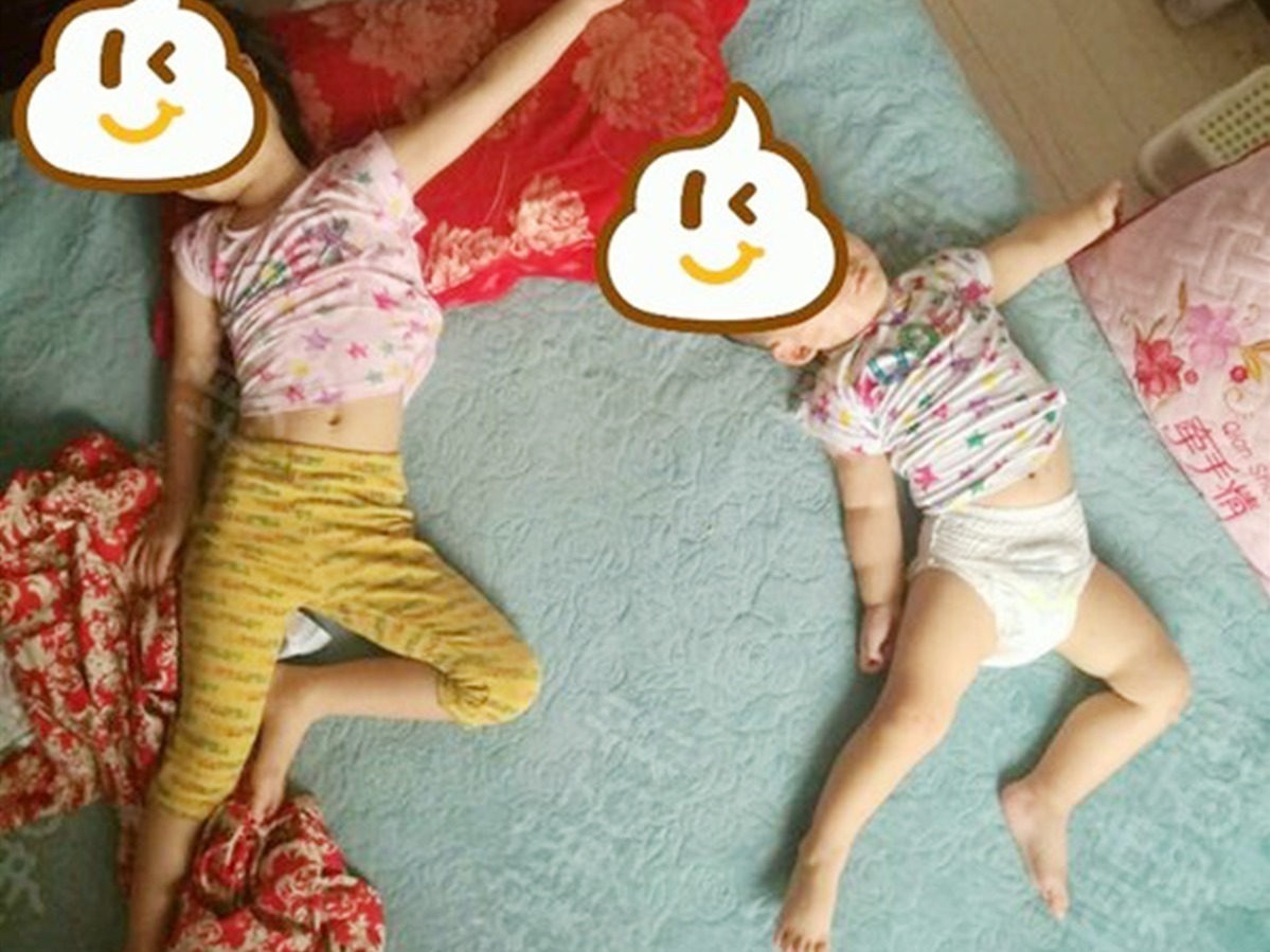 睡姿|姐弟情深,从这些“奇葩”睡姿就能看出来,一言不合就“腿锁喉”