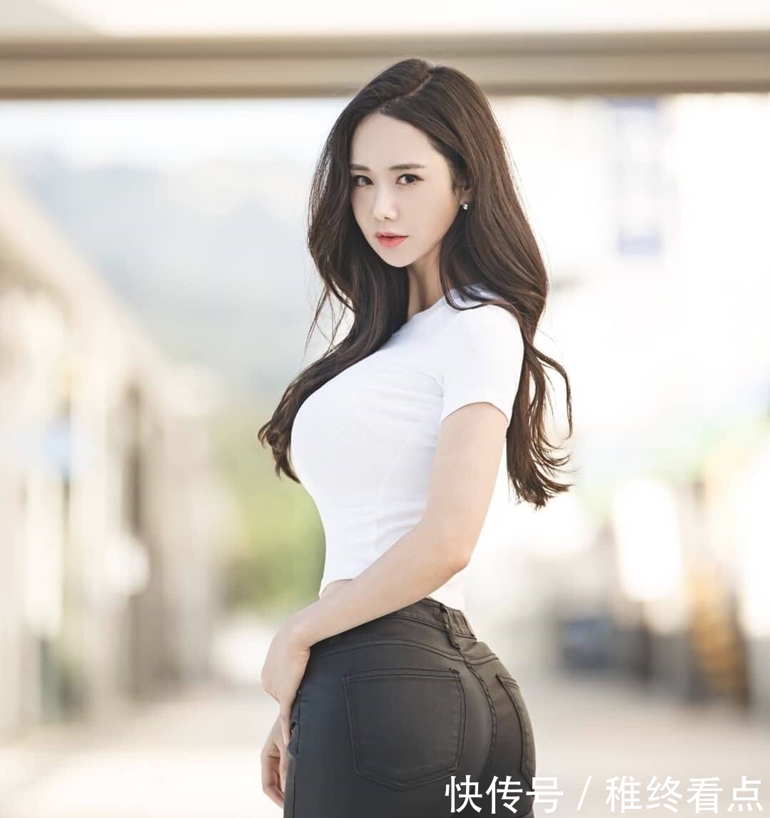 气质|街拍:面容姣好身材丰满的小姐姐,究竟谁的气质形象更好一点呢