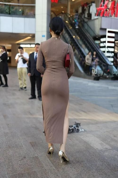 路人街拍时尚辣妈的养眼背影,第一次见这样子溜猫