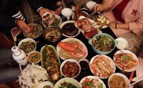 看看80年代的年夜饭,再看看现在的年夜饭,网友:年味去哪了?