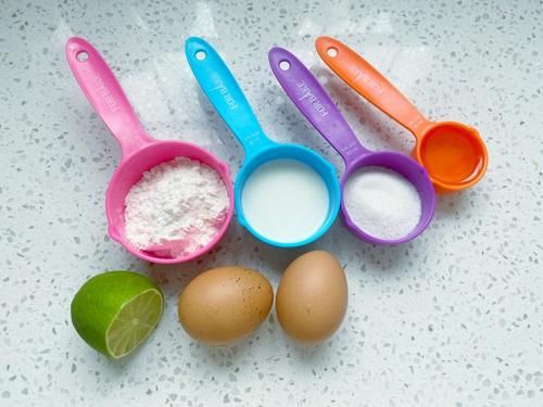 抓住暑假的尾巴，给女儿烤了一盘小小蛋糕，一口一个细腻又柔软