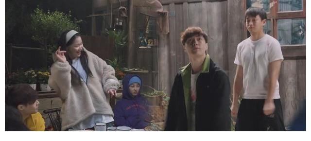 王勉|金靖自來熟黏著張藝興斗舞，有梗有趣惹藝興大笑，網(wǎng)友坐不住了