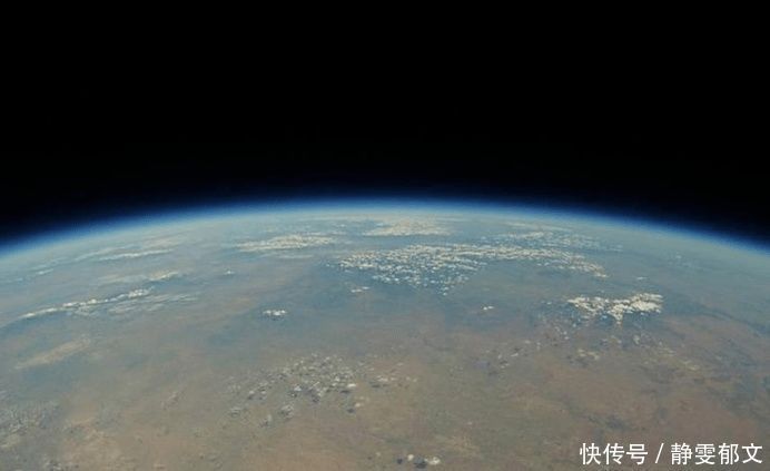 地球 飞到多高的地方才能看出地球是圆的？跳伞员在37千米的地方尝试