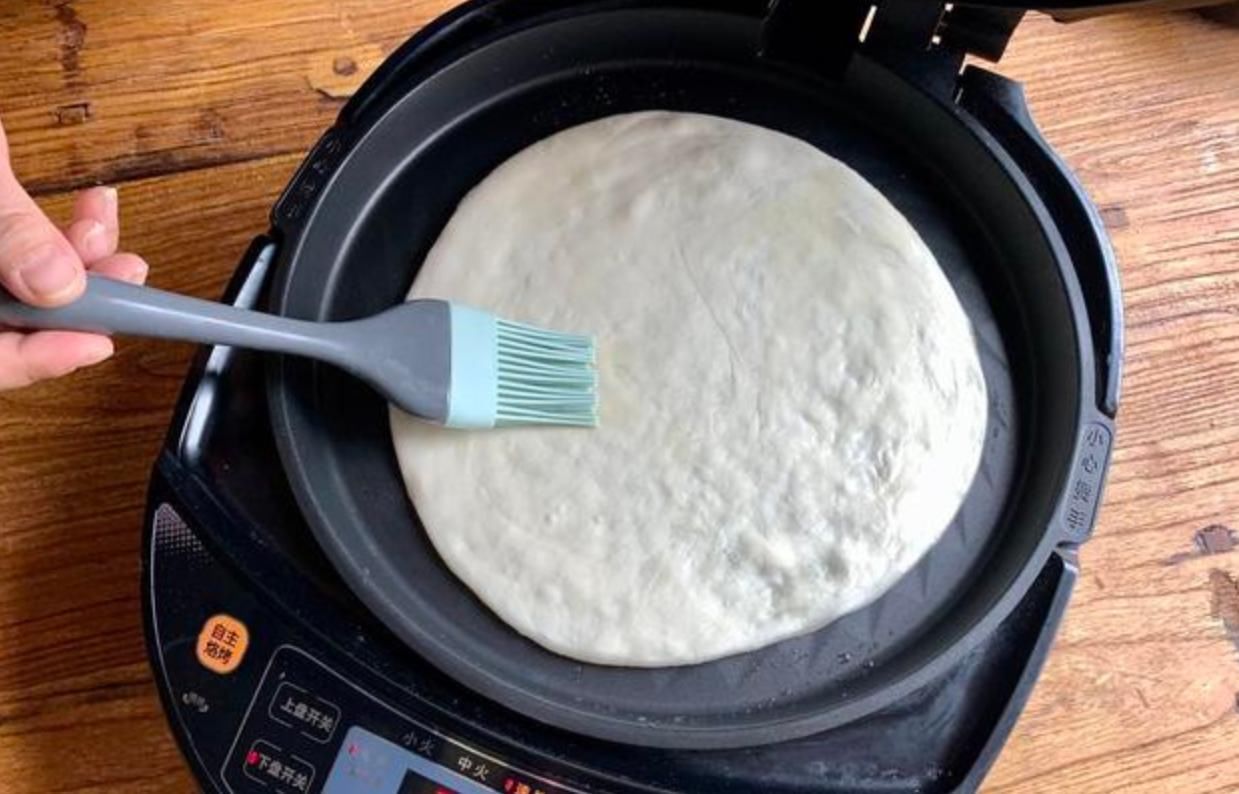 为啥你做的烙饼又干又硬?学会这招,烙好的饼层次分明、薄如纸