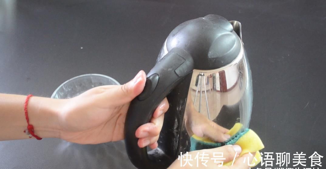 用蜡烛在电水壶上擦一擦太实用了, 解决了很多人的烦恼, 赶紧试试