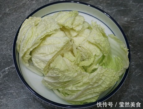 炒白菜时,直接下锅炒是不对的,牢记1点,白菜脆爽入味还好吃