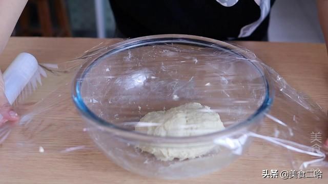 传统|颠覆传统面包做法：只用普通面粉、只揉面3分钟，一样拉丝香软
