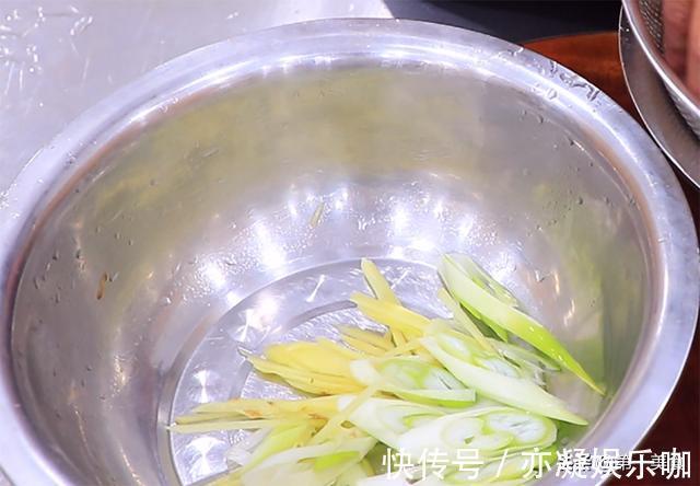 技巧|最简单又好吃的焖扒鸡，鸡块直接上锅蒸，学会腌制技巧，鲜嫩滑口