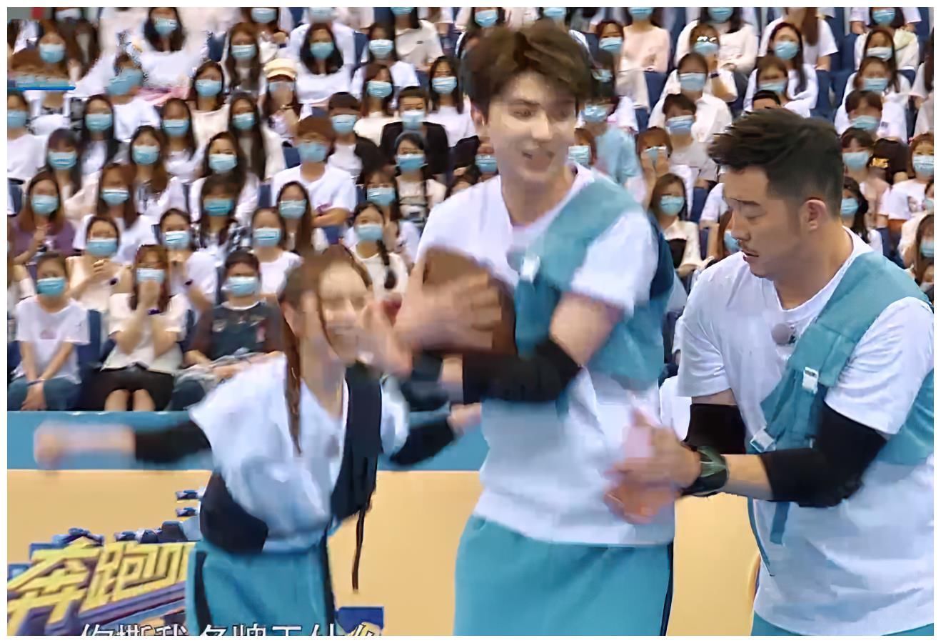 名牌|蔡徐坤打篮球衣服让女嘉宾扯坏,名牌秒被撕掉,录节目像进了盘丝洞