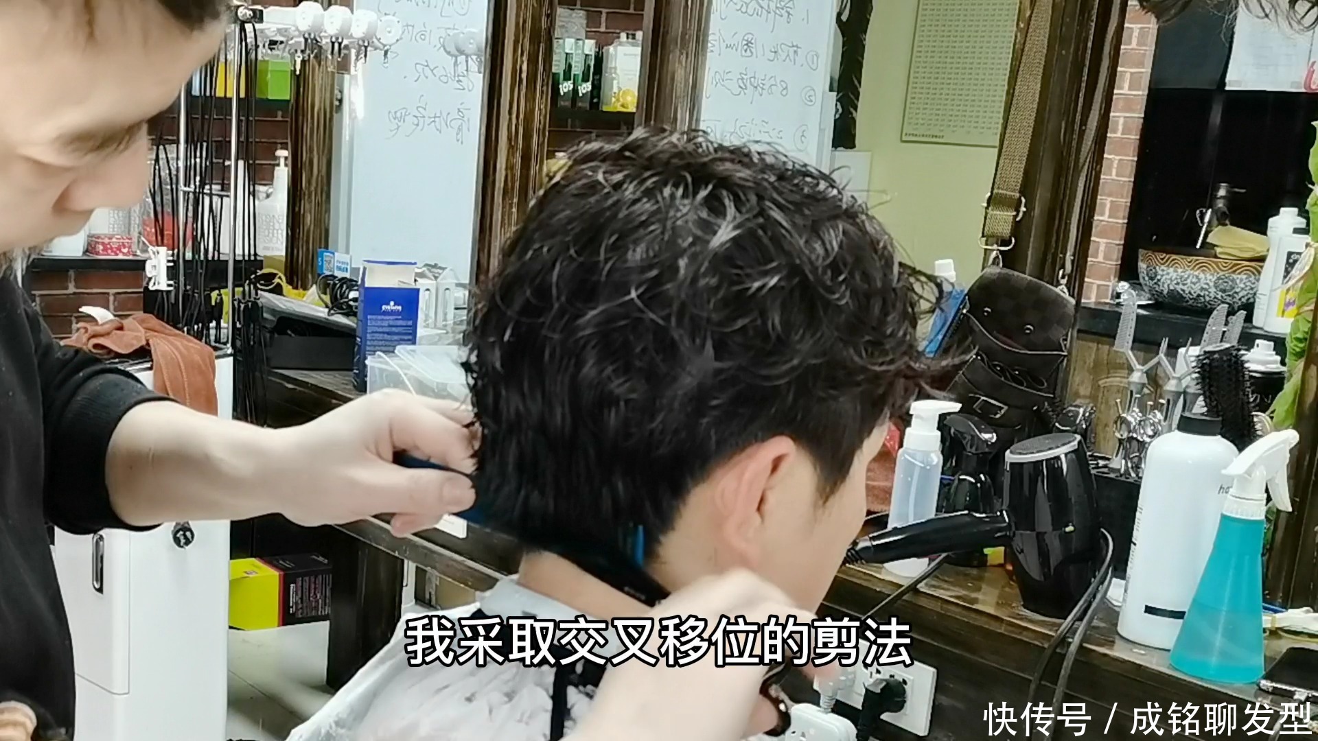 50岁女人短发这样做,发根蓬松烫+发尾纹理烫,减龄干练又显气质