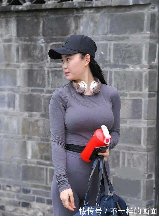 包臀裤 凹凸紧致的打底裤美女,让造型显得低调耐看,唯美动人