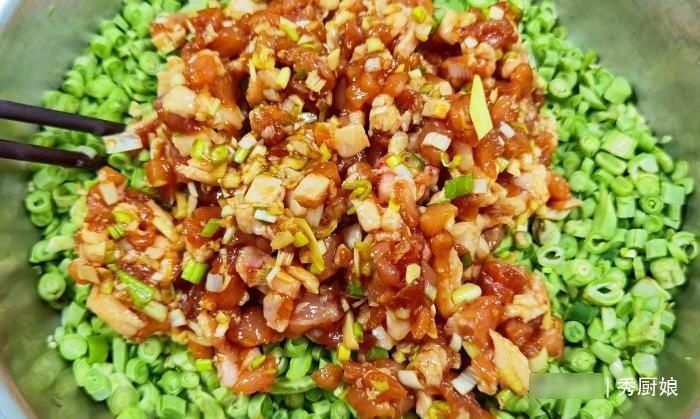 入秋后,黄瓜茄子靠边站,抓紧吃此菜,蒸包子吃鲜嫩营养,特别香