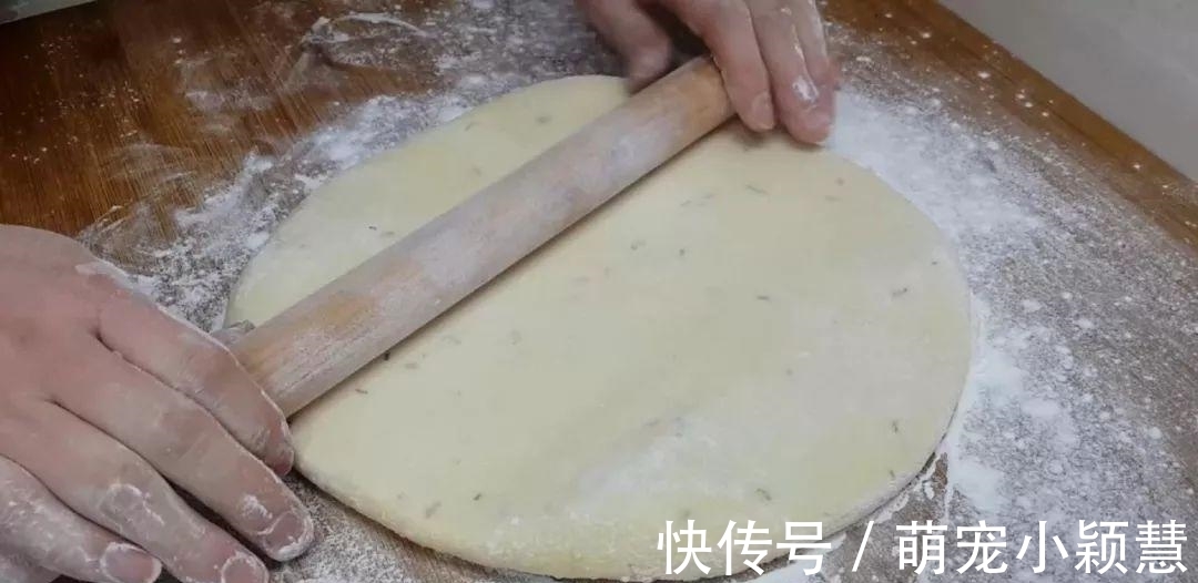 茴香|1斤面粉，2个鸡蛋，筷子搅一下，教你做创意小油条，比麻花好吃十几倍