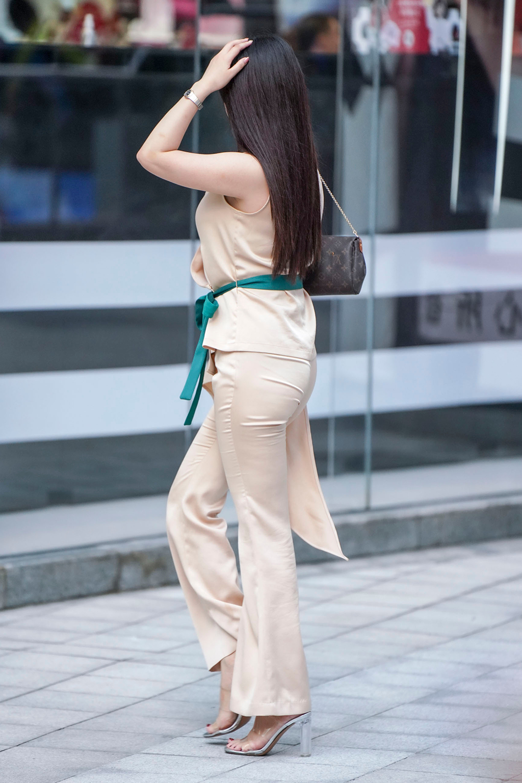 舒适感|街拍:夏季如何巧搭套装,穿出清凉的舒适感,让造型变得时髦又有个性