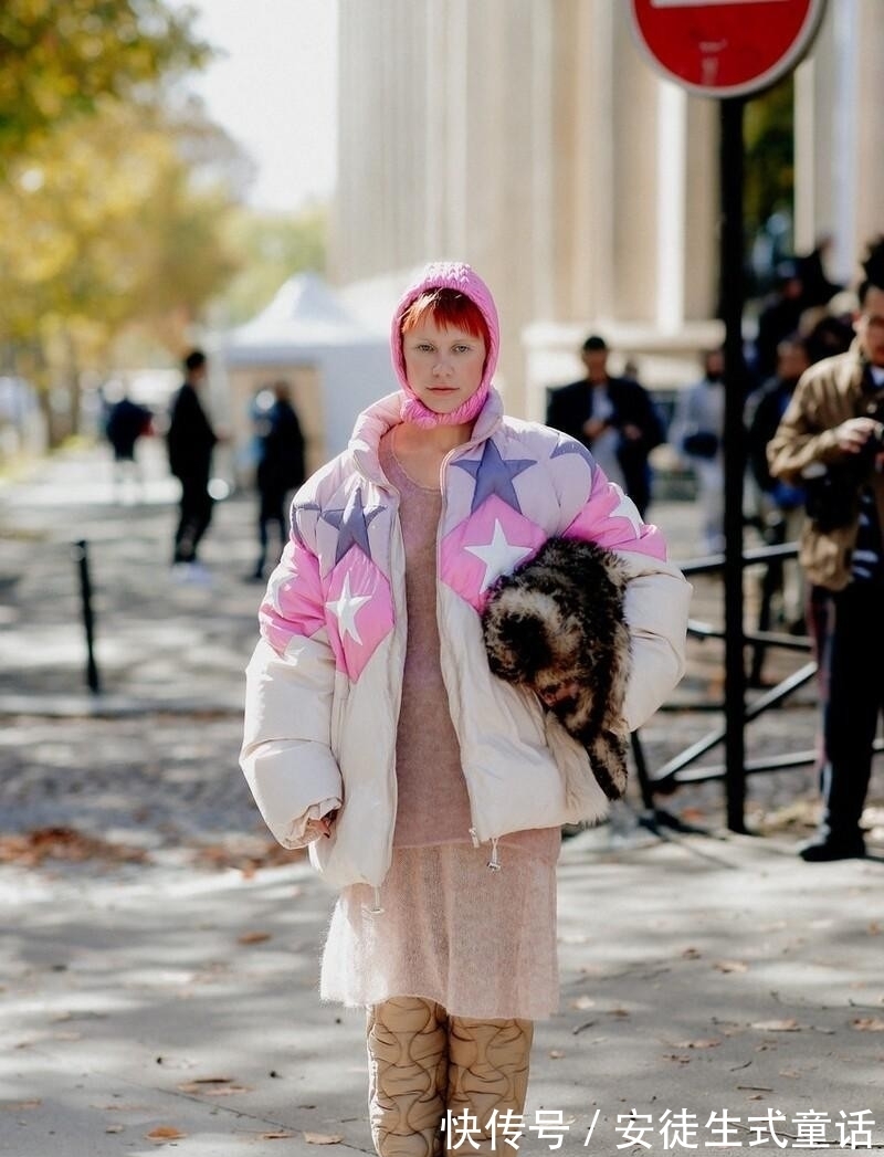 时髦 穿羽绒服别配长裤了,换成裙子时髦又精致,甜美女生都这么穿