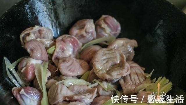 以前当垃圾扔，现在比肉还贵，过节下酒菜，又软又嫩，老少抢着吃