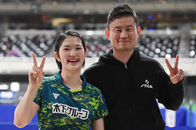 张本智|3-0!华裔教练助日乒新星夺冠,横扫张本智和妹妹,师徒开怀大笑