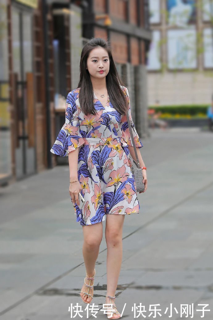 青春|造型有优雅感才美,选择精致舒适的裙装,让你造型青春靓丽