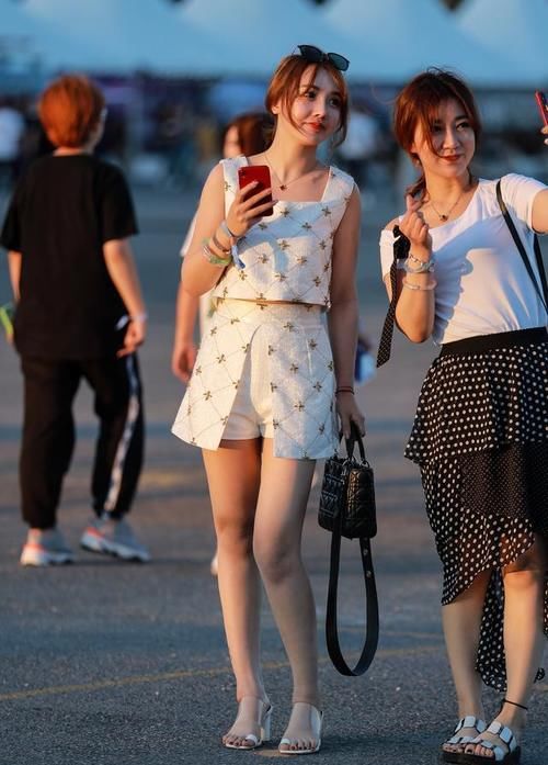 街拍：靓丽穿搭装点精致生活，简约也是一种独特的美