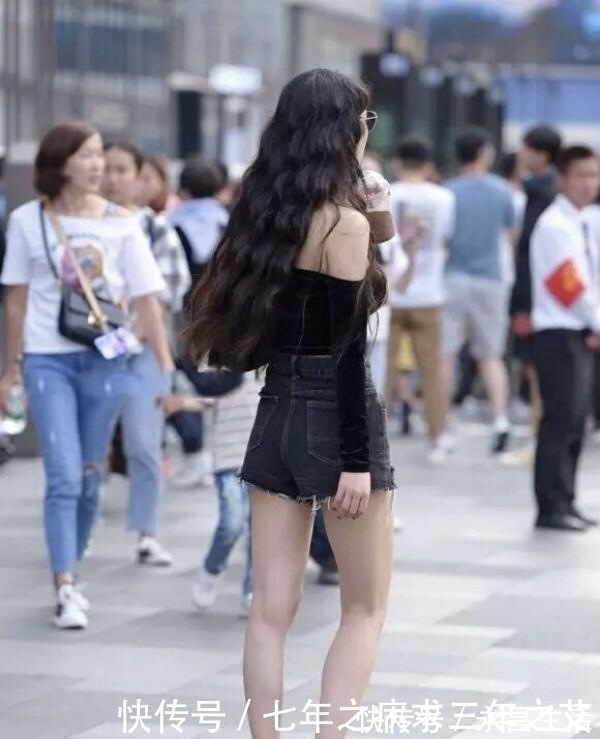 美女|“筷子腿”的好搭档,牛仔短裤时髦又修身,难怪大家青睐有加!