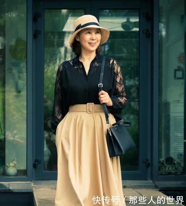 穿搭 这位65岁奶奶的穿搭真养眼,端庄优雅不做作,时尚感不输年轻人!