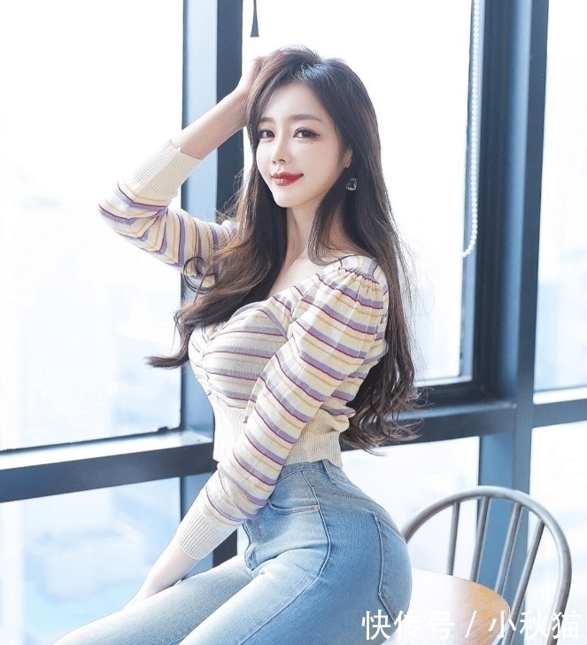 短款条纹线衫搭配牛仔裤,清新又迷人