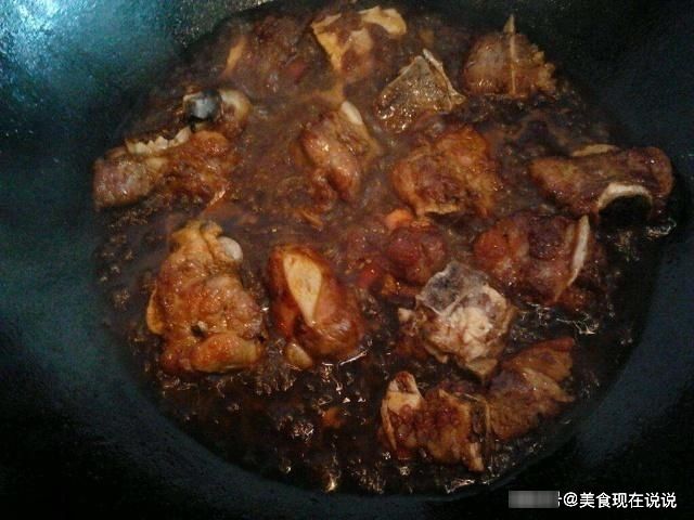 做红烧排骨时，别只会傻加酱油！多加一点它，色泽红亮，越焖越香
