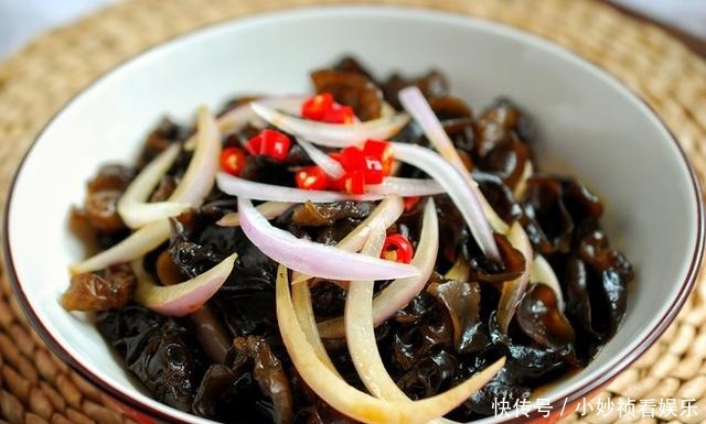 夏天到了，這菜不能隔夜吃，放冰箱也不行，家有老人孩子要注意！