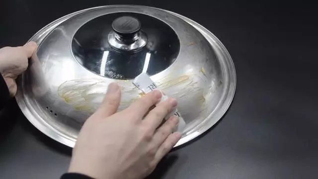 妙用|用完的牙膏管别扔掉，放在厨房一年能省不少钱，邻居见了纷纷学