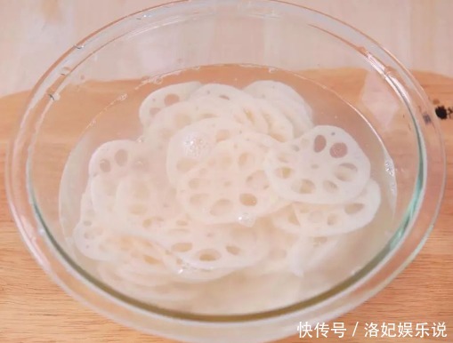发黑|炒藕片时,直接焯水是大错!多做1步,莲藕清脆爽口不发黑