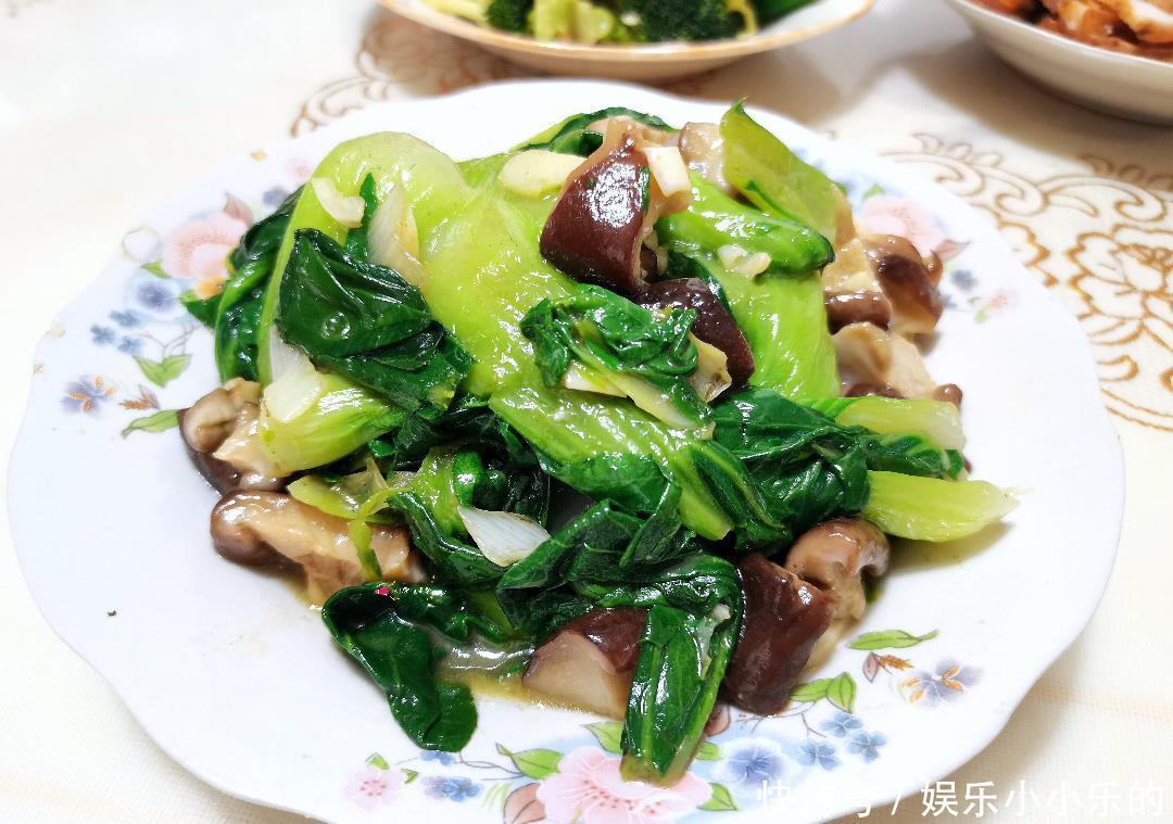 晒北方三线城市的年夜饭,9口人13道菜,网友:一看就是北方人