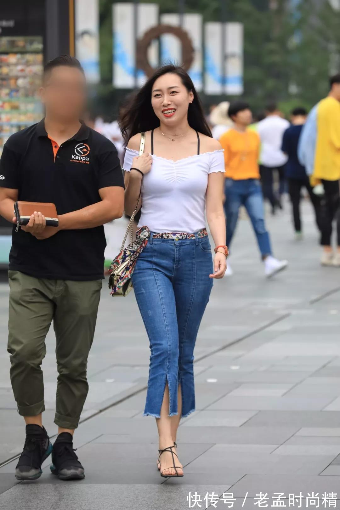 路人|街拍路人,简约又普通的衣服搭配高跟鞋,让你变得成熟干练又大气