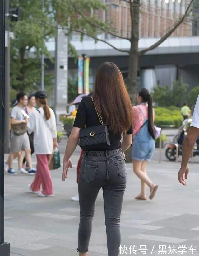 牛仔 灰色打底裤搭配性感黑色时尚上衣,比较多样化,打造想要的风格!